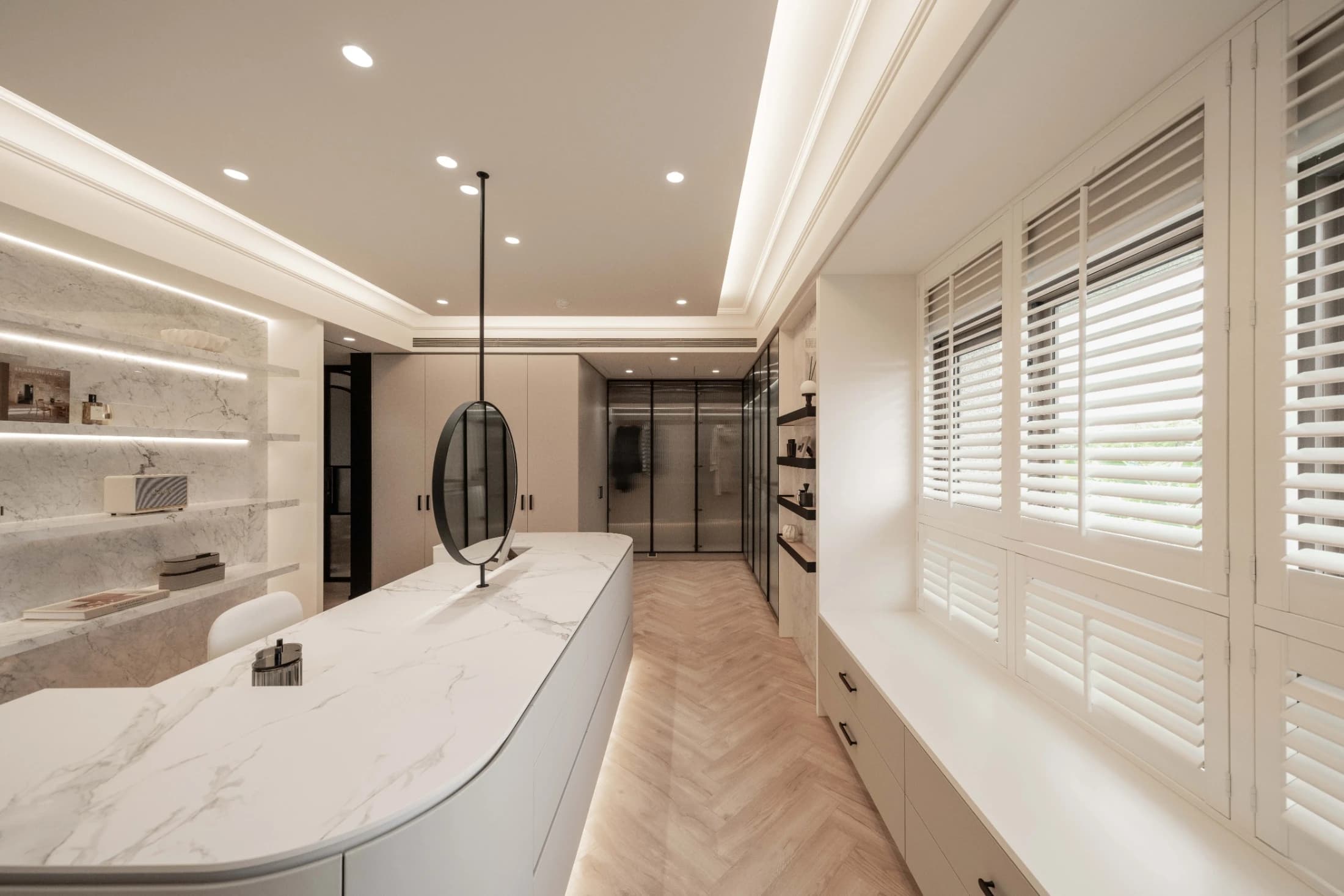 赫里翁 G House 2F主臥更衣室局部細節。安頡建築運用 minimalist「less is more」美學，結合柔和的間接照明天花、美式百葉窗灑落的自然光影，與中島的精緻流暢線條。