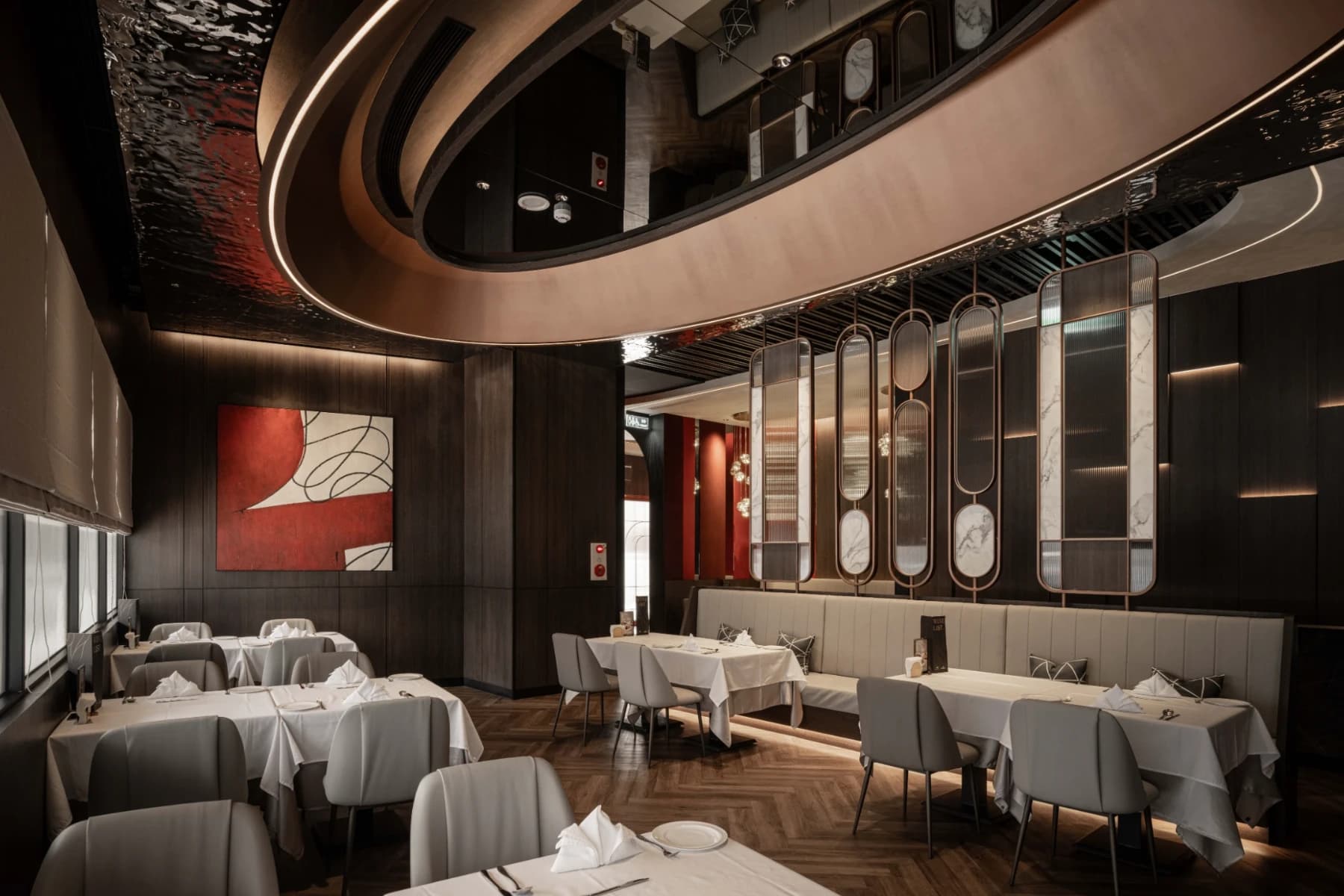 王品牛排高雄裕誠店130坪餐廳改裝設計，由AJA Architects打造融合港都文化與現代法式美學的商業空間