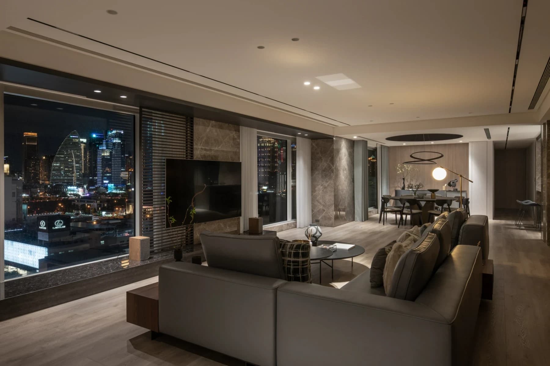 寶輝 CITY PARK C Residence ｜ AJA 安頡建築與室內設計規劃的台中七期 80 坪雙戶合併住宅，大面寬客餐廳框景七期夜景，為具備豪宅預售屋客變設計與全齡住宅設計思維的前瞻案例。