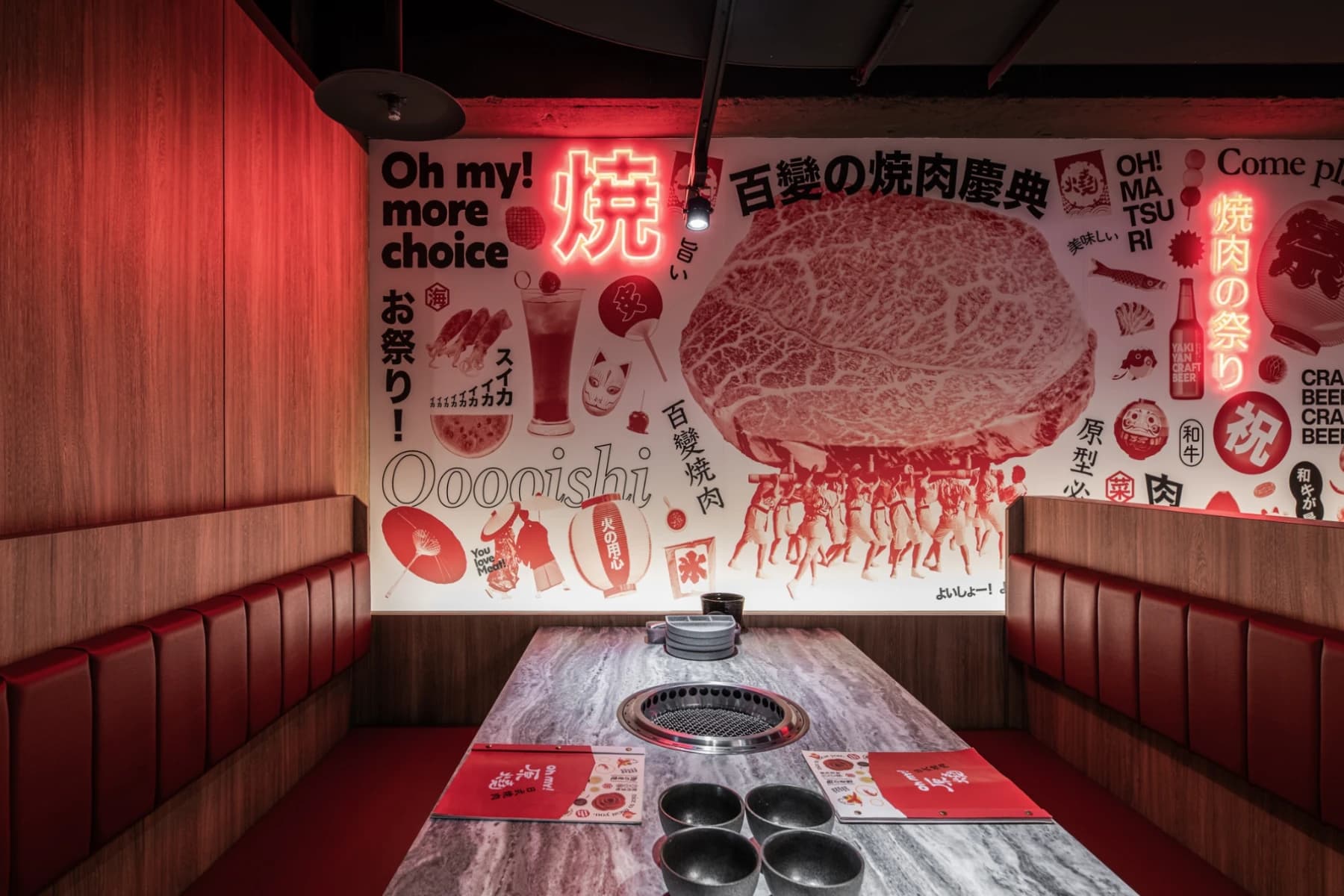 用餐區牆面將日本祭典、燒肉與品牌圖像轉化為紅白視覺裝置，強化餐廳品牌辨識