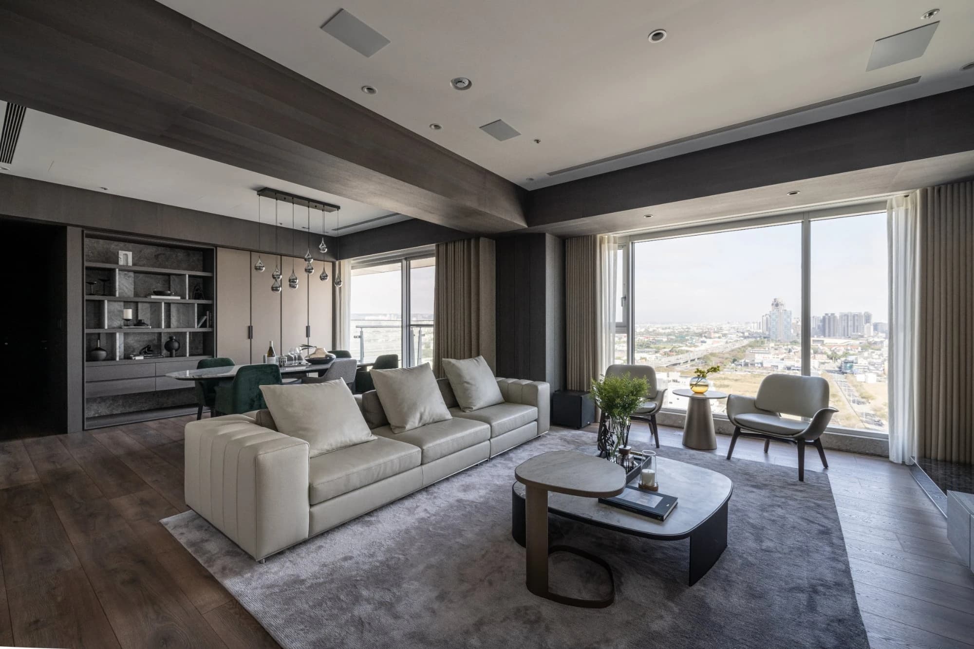 寶輝 CITY PARK Y Residence 由玄關望向公共空間，串聯客廳、展示區與餐廚的開放式動線。