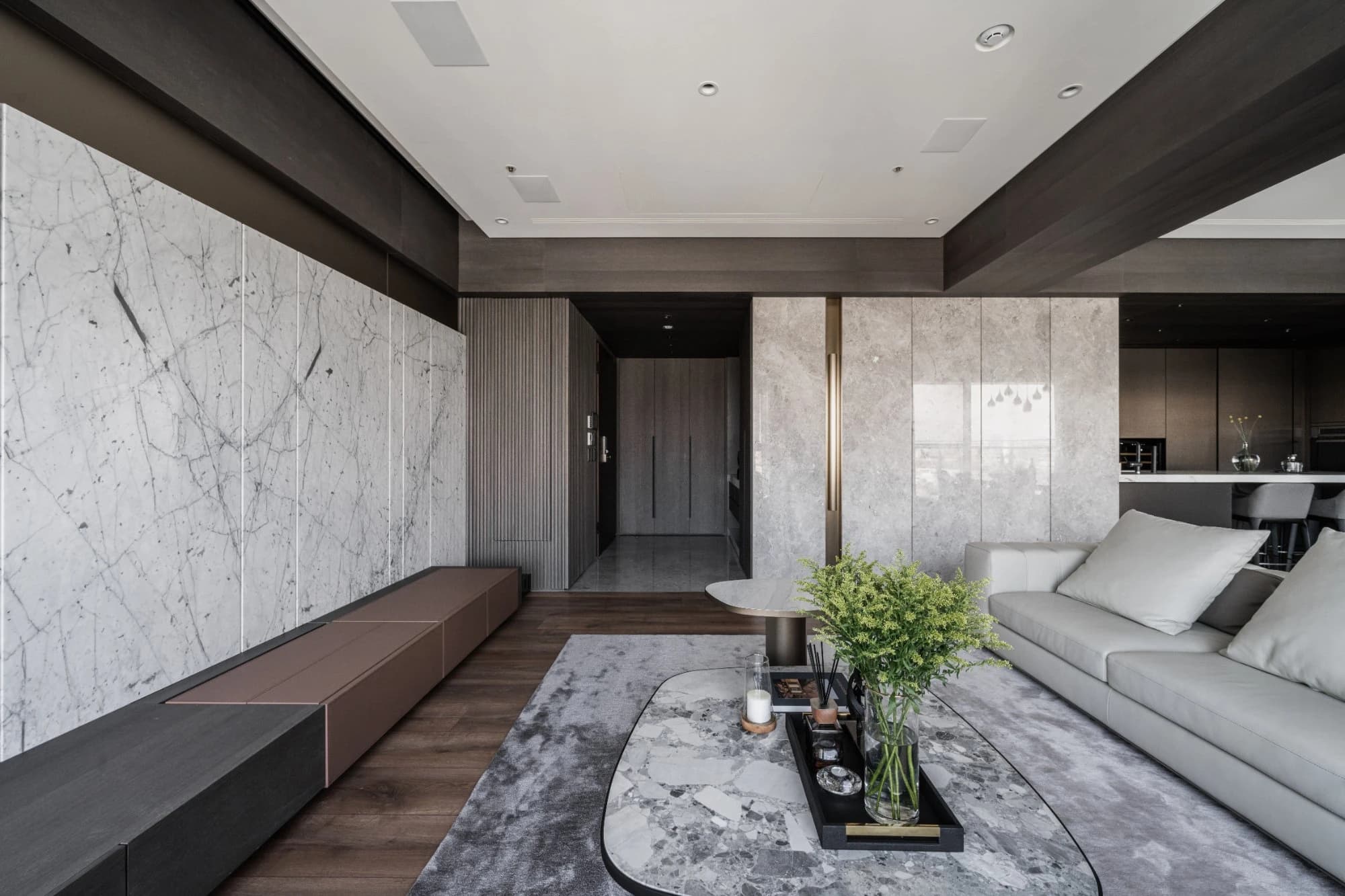 寶輝 CITY PARK Y Residence 客廳望向玄關，展現公共空間的軸線與尺度關係。
