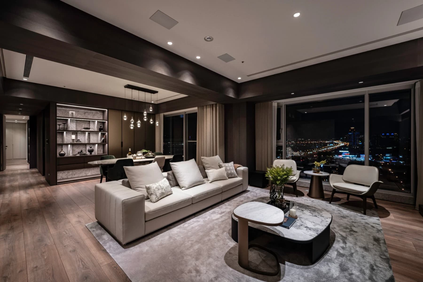 Y Residence 客廳夜景，使用不同照明手法讓空間呈現層次感