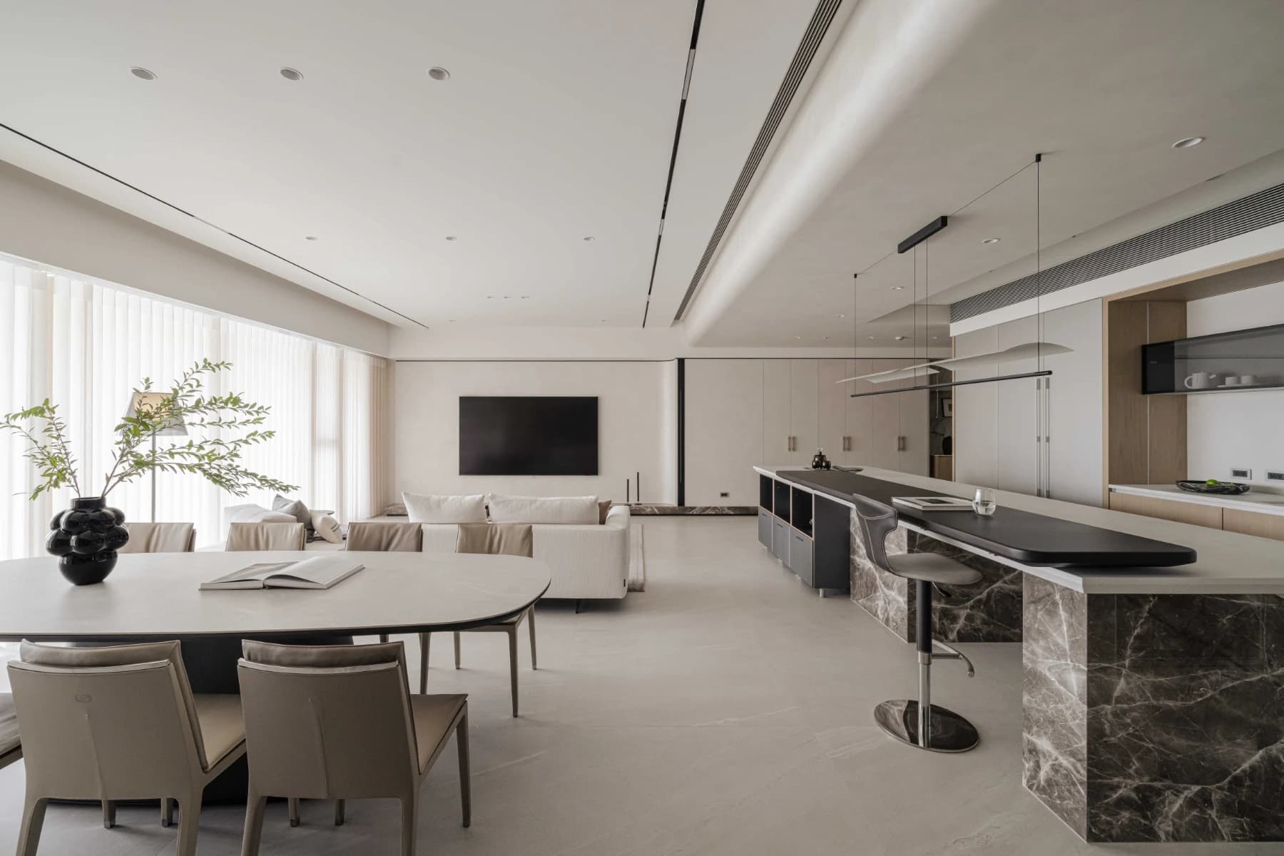 新朗日匯｜C Residence，客餐廳與石紋中島相連的開放空間